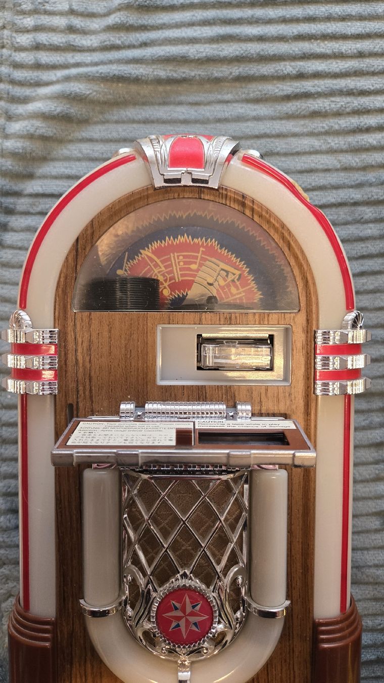 Jukebox: Kleines Jukebox Modell mit 5 Mini-Kassetten  – D'occasion à Uzwil par BrokiFloh 2