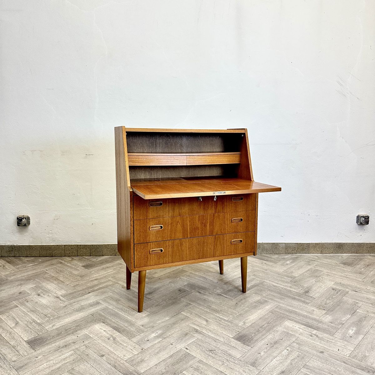 Schreibtische: Mid Century teak Sekretär by ANGVIK MOBLER – Gebraucht aus basel von vintory.ch 1