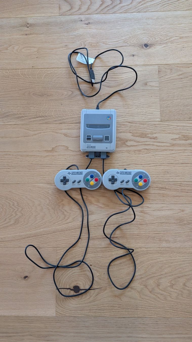Nintendo Console: Nintendo Super Nintendo Classic Mini mit 2 Controllern – Usato da Widnau venduto da Mcdynamite 1