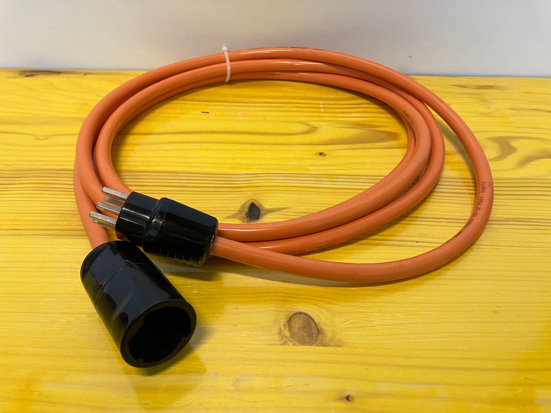 Cavi: ca. 2m Purpur Anschlusskabel 16A / 400V ab 1.- – Nuovo (secondo la descrizione) da Lichtensteig venduto da Buy24International