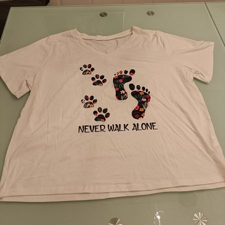 Neues T-Shirt mit süssem Pfoten- und Fussabdruck Motiv🐾