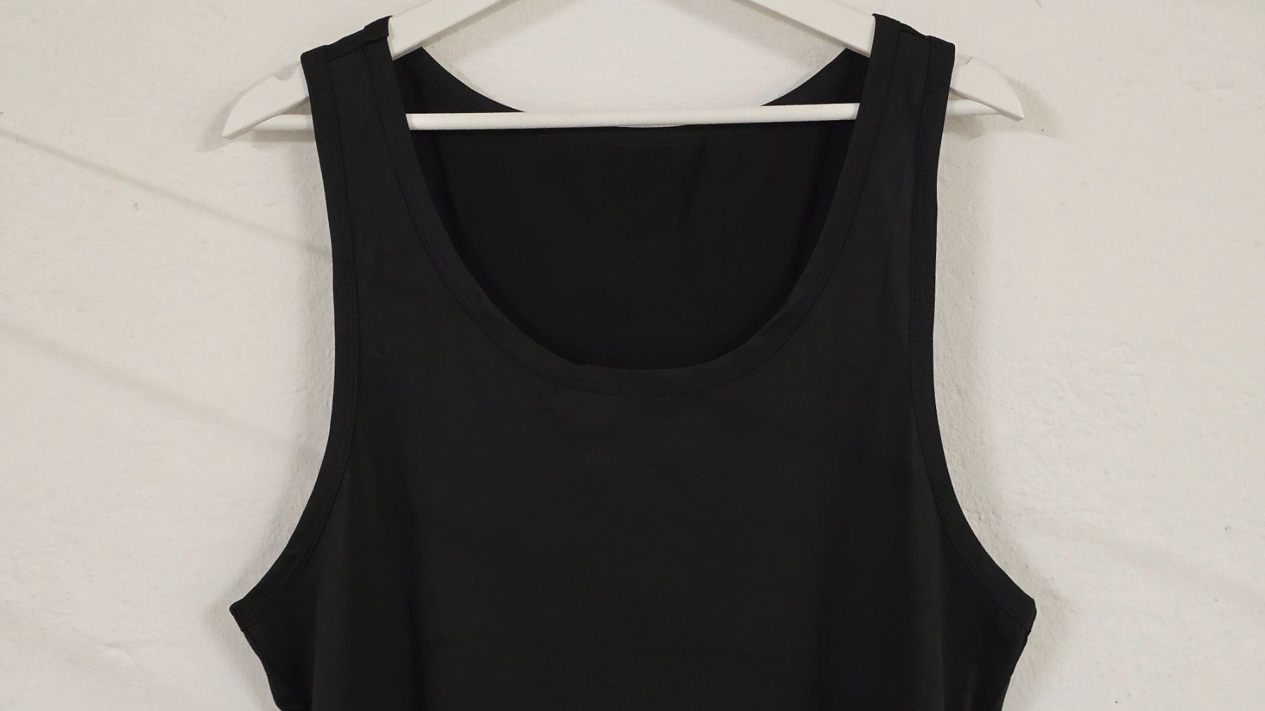 Top: Schwarzes Basic Tanktop - XL - Seamless-Look 5️⃣ – Nuovo (secondo la descrizione) da Thalwil venduto da VitaMini 1