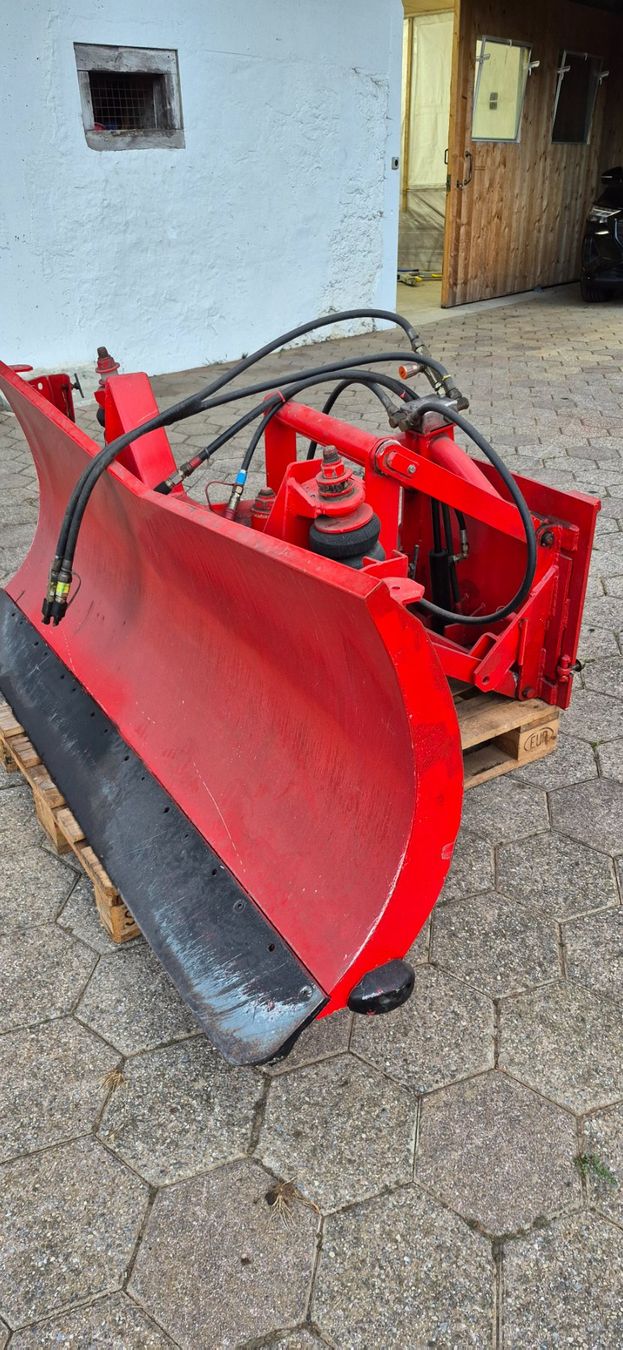 Zaugg Déneigement: Schneepflug Zaugg 180breit zu Kommunal oder Oldtimer Traktor – D'occasion à Egg SZ par Bko1