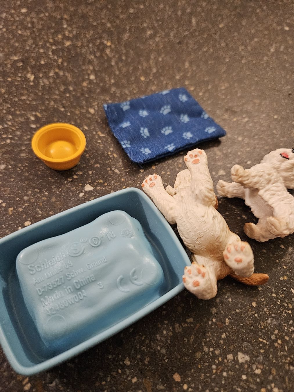 Schleich Spielzeuge: Schleich Hunde Set mit Zubehör – Neu (gemäss Beschreibung) aus Anwil von moosmat 2