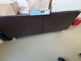 Geräumiger Schrank auf Füssen