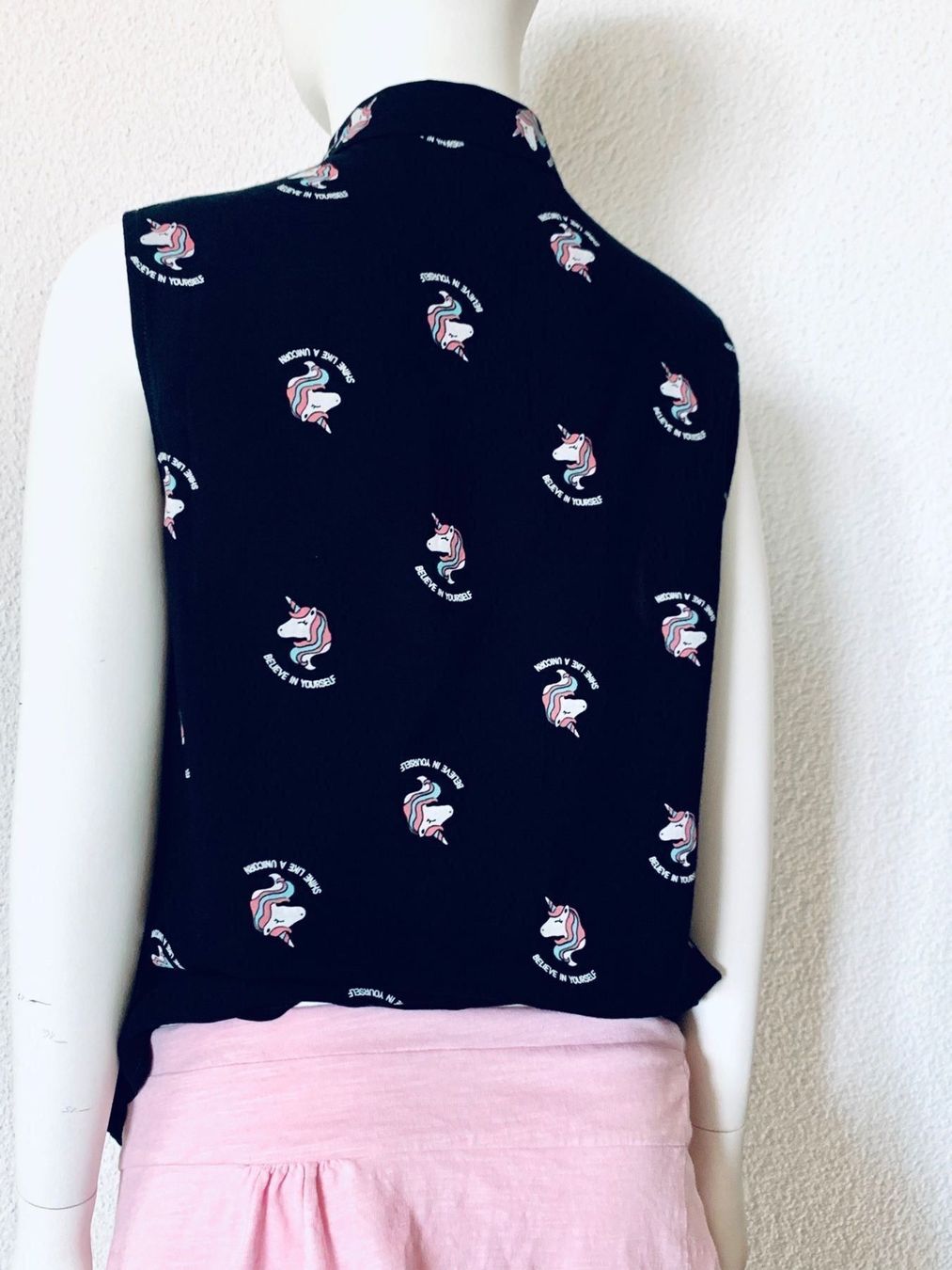 Camicette, T-shirt & Top: Top schwarz mit Einhörner Unicorns, top Zustand – Usato da Emmenbrücke venduto da little.treasures 1