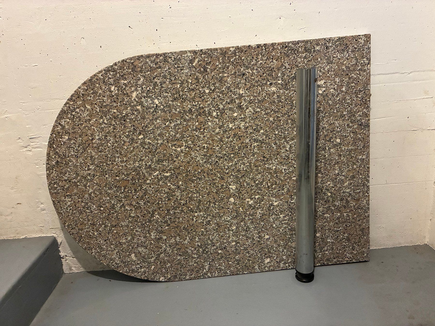 Tables: halbrunder Granittisch – D'occasion à Egliswil par SeppEgli
