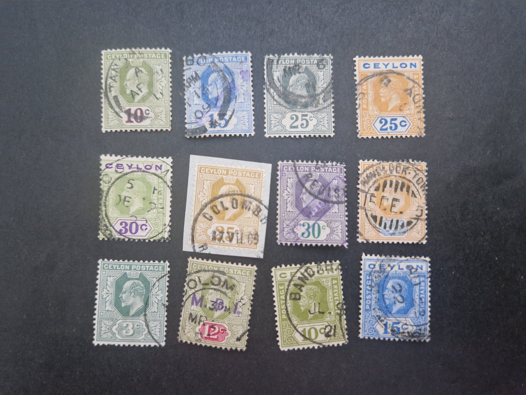 Tutti i francobolli: Ceylon, Sammlung von 12 Briefmarken, gebraucht. – Usato da Oberglatt ZH venduto da Pacos2000