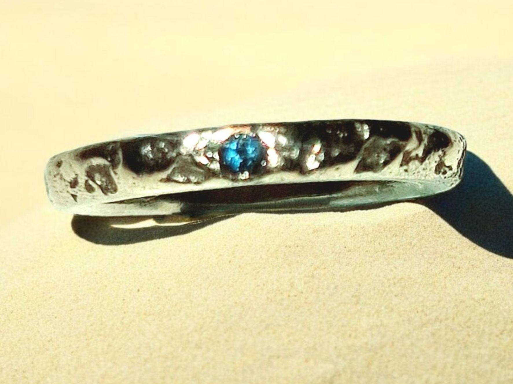 Anelli: Wilder Bronzering mit blauem Topas, Ringgrösse 49,5. – Nuovo e nell'imballaggio originale da Aarau venduto da Schmuckhoehle_MD 3