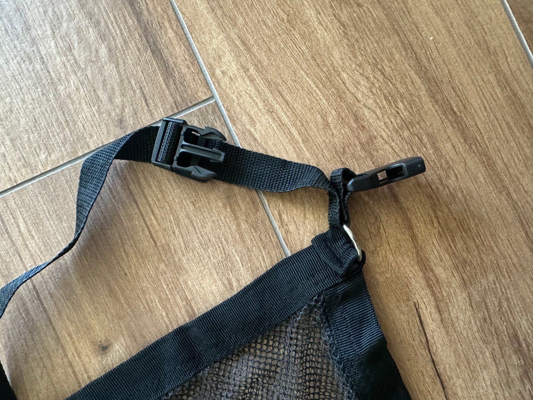 Supporti a parete: Filet de rangement ajustable pour toit de voiture – Usato da Payerne venduto da pop_ghf9 2