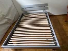 Bettgestell grau, 140x200cm, mit verstellbarem Lattenrost