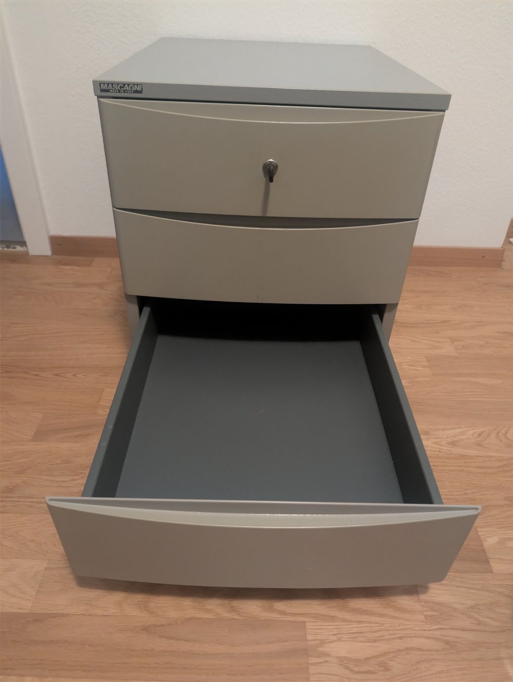 Banconi: Rollcontainer Mascagni grau 3 Schubladen gebraucht – Usato da Niederscherli venduto da lov_sc6v 5