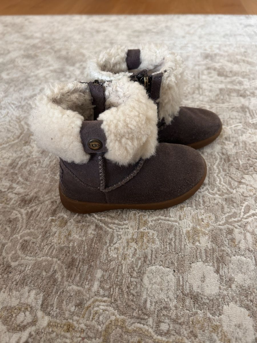 Ugg Scarpe per ragazzi: Bottes hiver bébé taille 22 marque UGG – Usato da Chêne-Bougeries venduto da Kat02 1