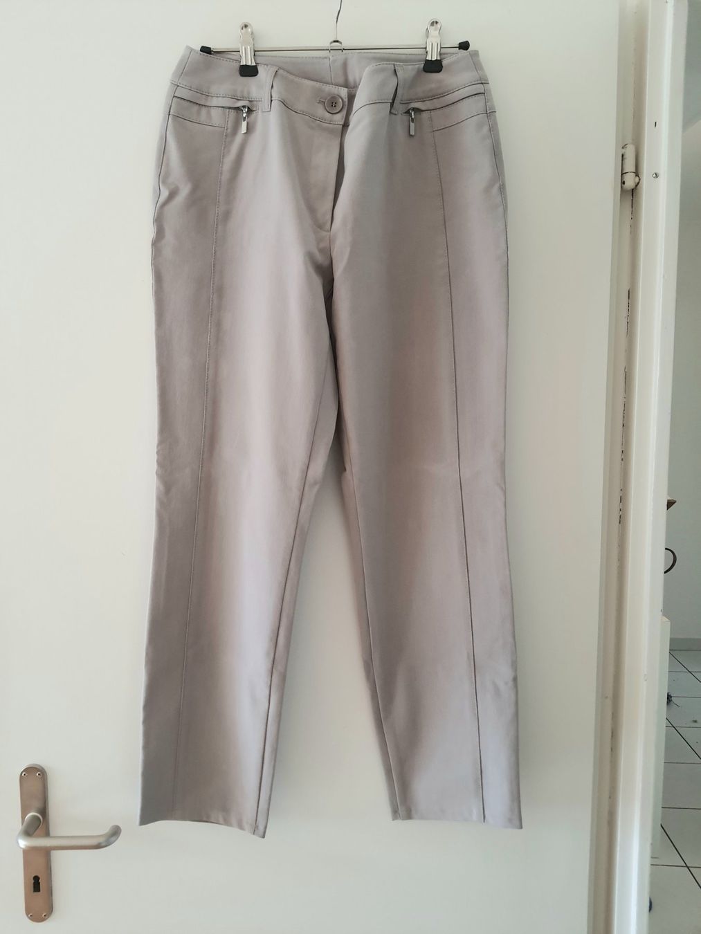 Hosen: Damen Hose elegant beige Grösse XS – Gebraucht aus Zollikerberg von Sell-Buy-it