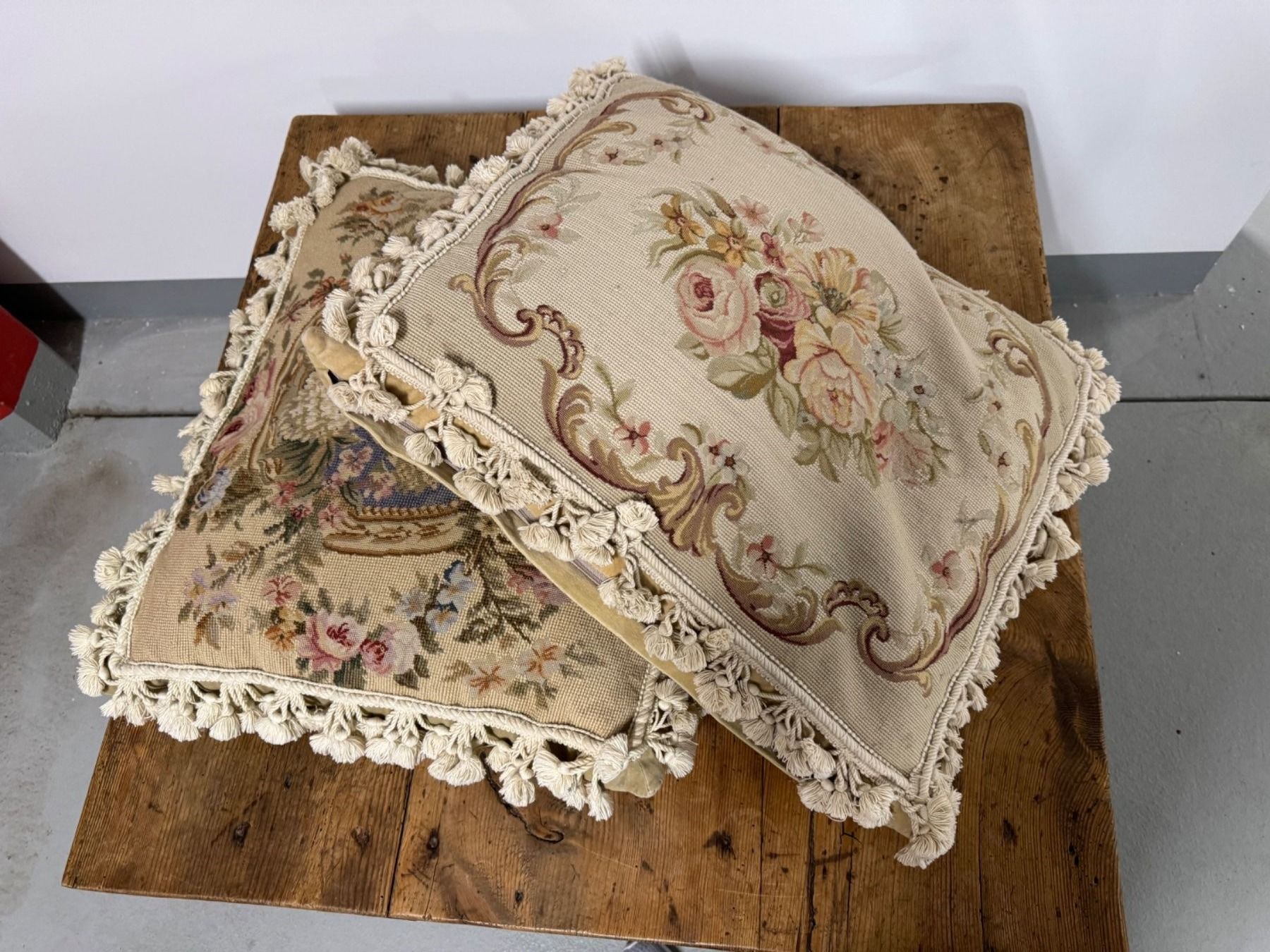 Cuscini: French Victorian Rosas Drape Floral Pillow Set – Usato da Gsteig b. Gstaad venduto da Auctionly