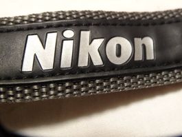 NIKON KAMERA RELATIV NEU  TRAGEGURT TIP TOP.NUR TRAGEGURT