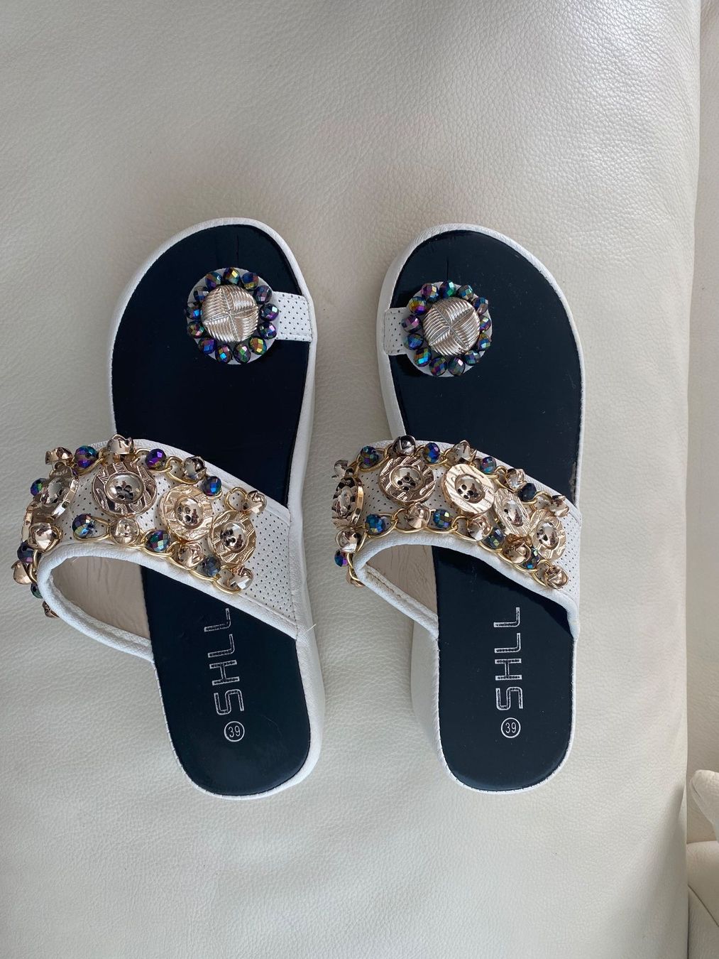 Scarpe da donna: MUST HAVE - edle Flip-Flops mit Décor, weiss, Gr. 39 – Nuovo e nell'imballaggio originale da Winkel venduto da ferrari2022 1