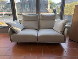 JOQUER 2-Sitzer Sofa – hellgrau – Federfüllung – 160×90 cm