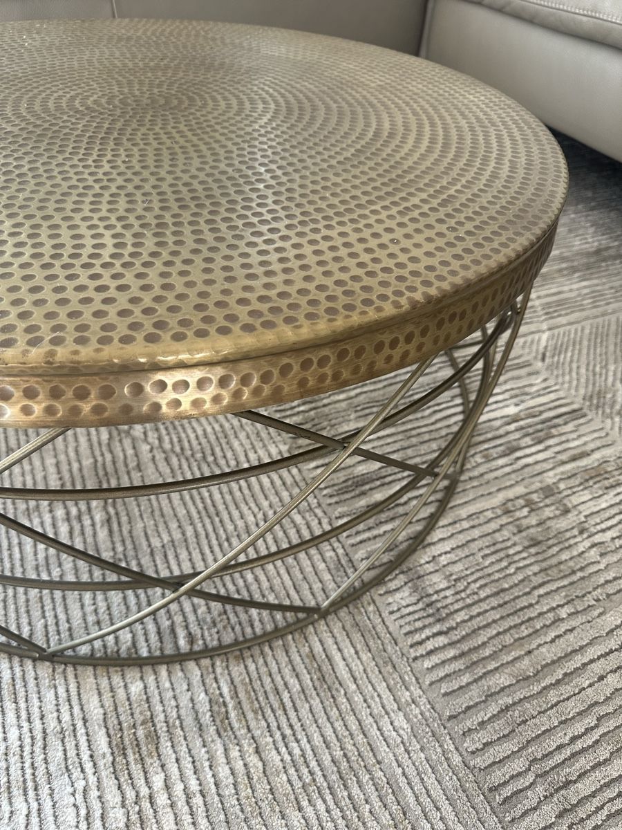 Tables: Runder Couchtisch mit Metallgestell – D'occasion à Rotkreuz par nic_9wtg 1