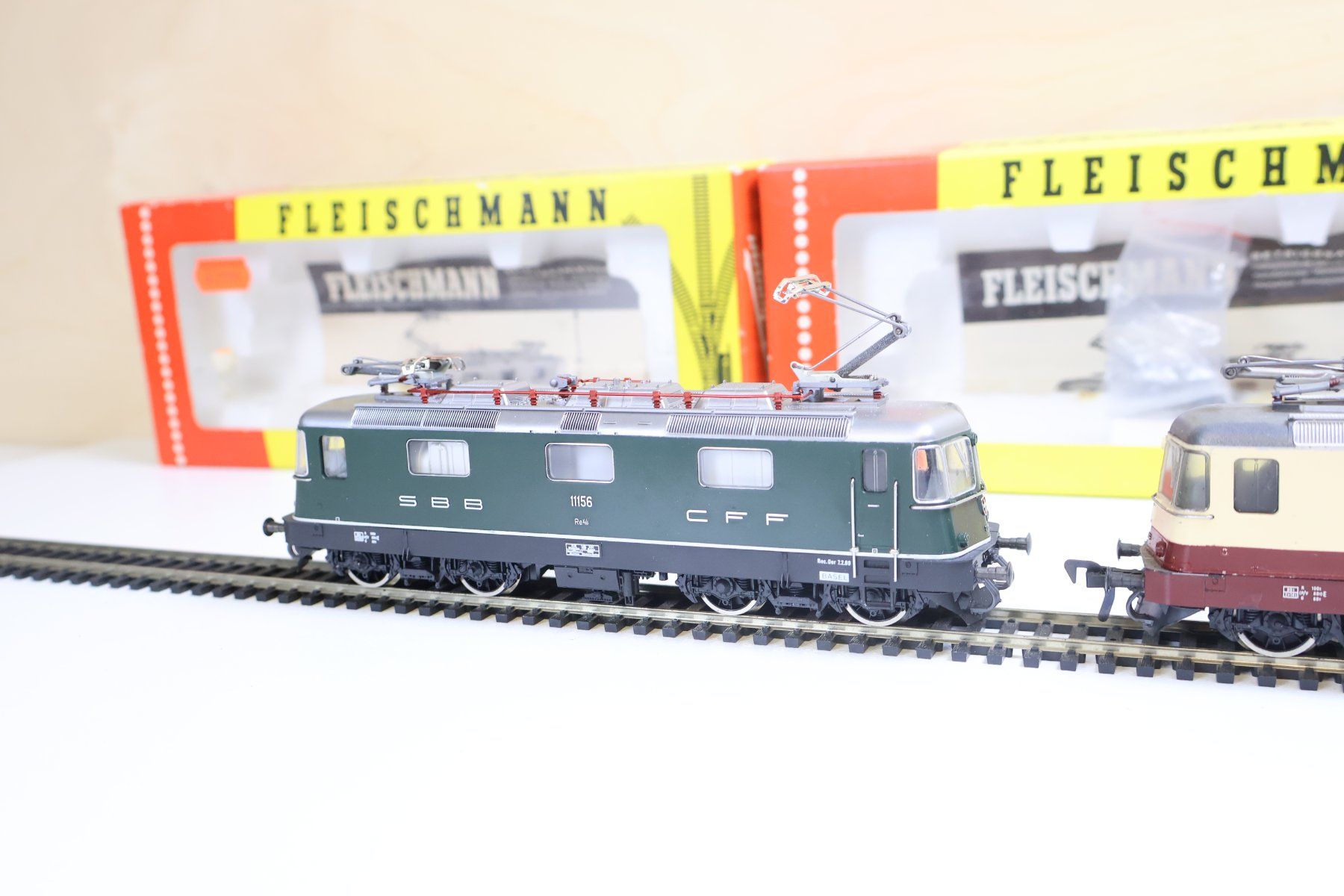 Fleischmann Modelleisenbahnen: Fleischmann 2 x SBB Re 4/4 E-Loks - H0 DC - 4341/4340 – Gebraucht aus Winterthur von Monstera 7