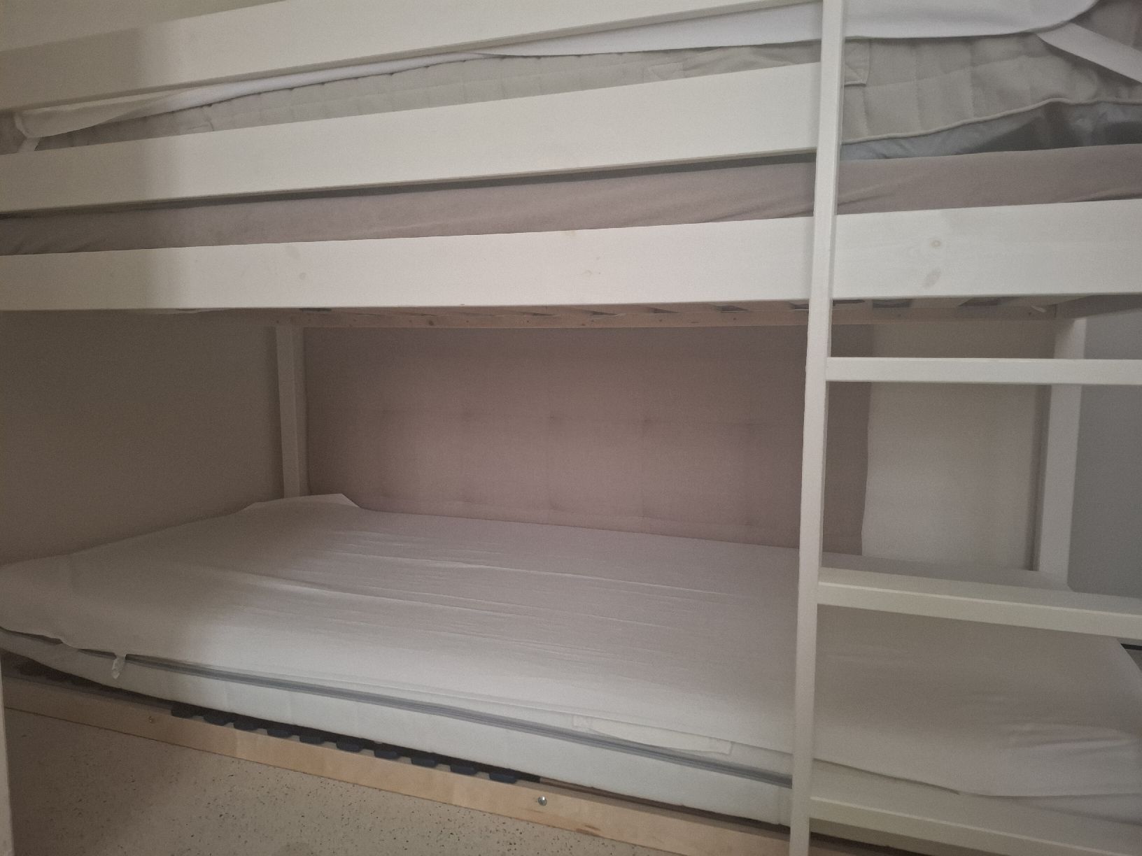 Betten: Halbhochbett 90x200 – Gebraucht aus Zürich von Mineral02