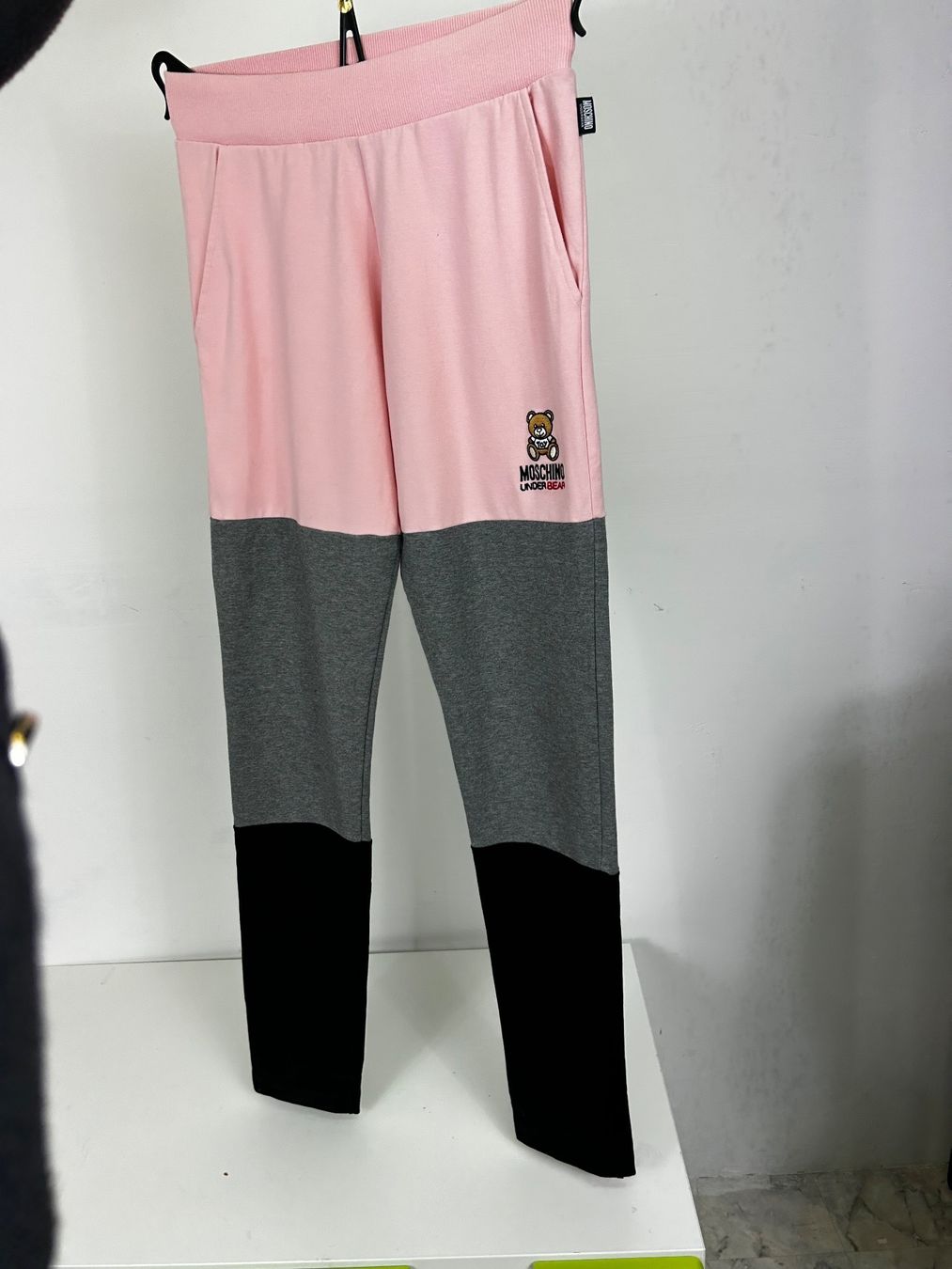 Moschino Leggings: Moschino Leggings, Röhrlhose – Nuovo (secondo la descrizione) da Zürich venduto da ANU-AnimalsNeedUs 1