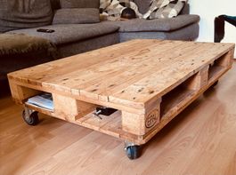 Palettentisch / Couchtisch aus Europaletten auf Rollen
