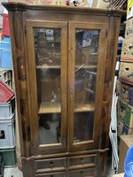 Eckvitrine aus Holz mit Glastüren und Schubladen