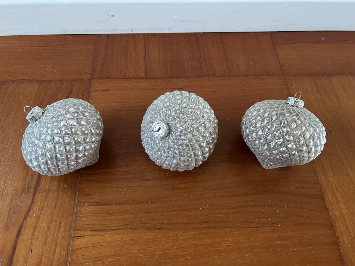 Alle Dekorationen: 3 Weihnachtskugeln - Christbaumschmuck - silbern mit Glitter – Gebraucht aus Riniken von KreativImKopf