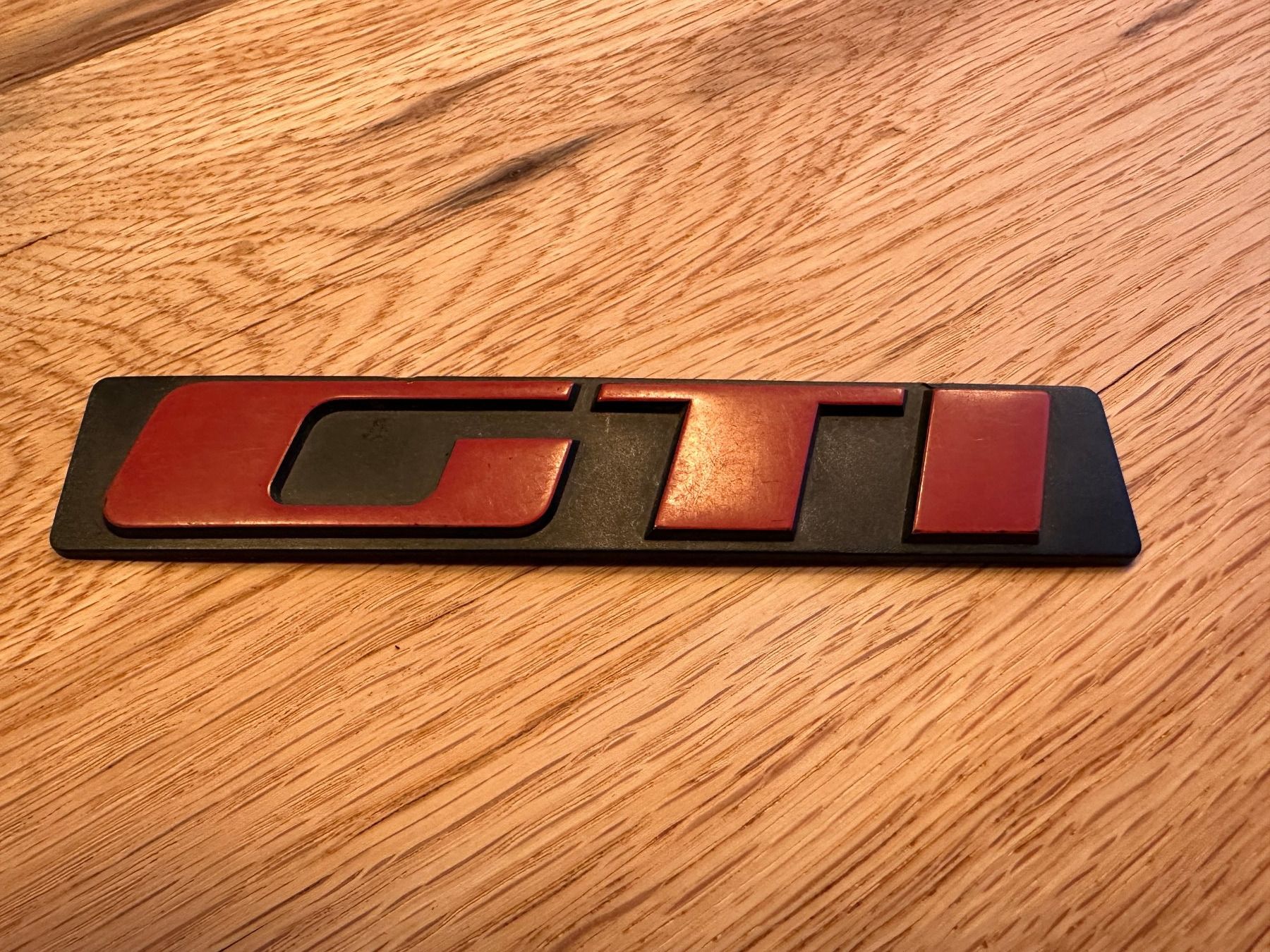 Volkswagen Tutti pezzi di ricambio auto: VW Golf GTI Emblem – Usato da Alpnachstad venduto da Rucksack10