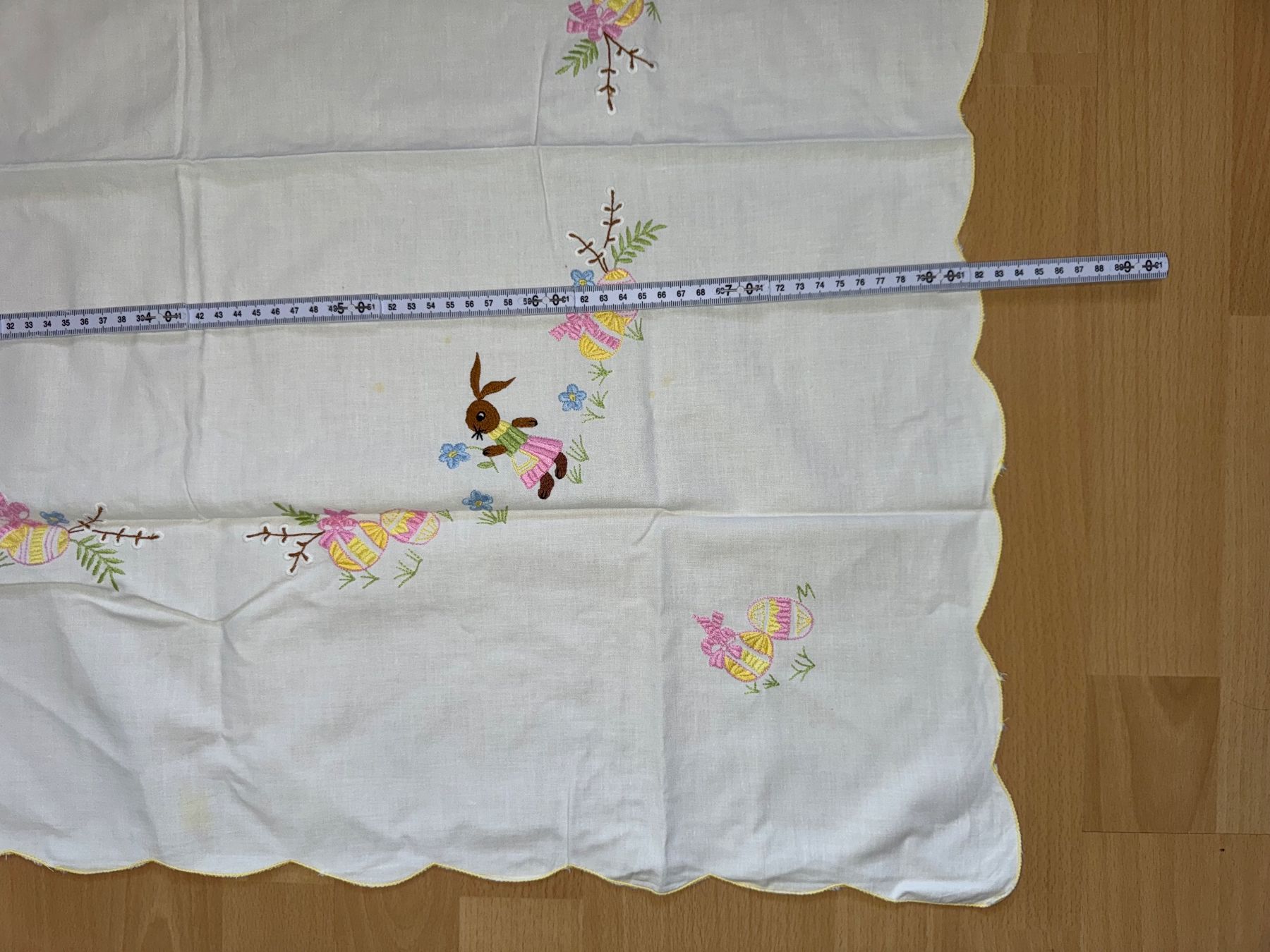 Altra biancheria da tavola: besticktes Tischdeckchen für Ostern – Usato da Grosswangen venduto da Second_hand_paradise 1