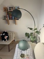 Elegante Bogenlampe mit passender Hängelampe