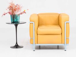 Cassina LC2 Sessel von Le Corbusier in senfgelbem Leder