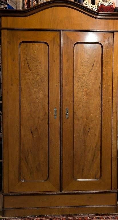 Tutti i DVDs: Antiker Kleiderschrank – Usato da Binningen venduto da Smile-46
