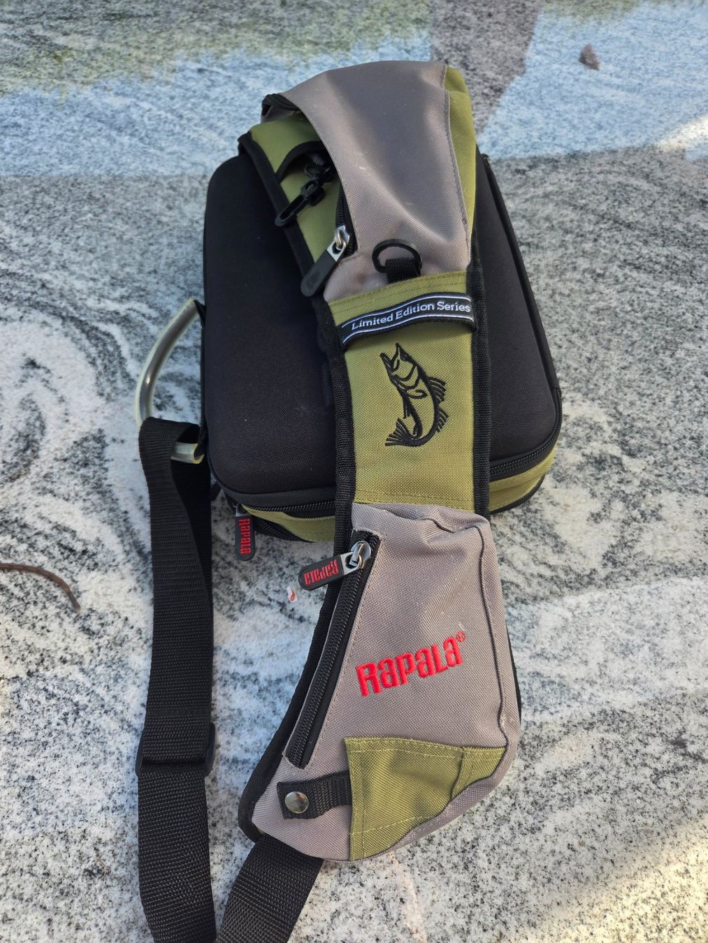 Köder: A vendre Sacoche pêche Rapala – Gebraucht aus Attalens von jack021