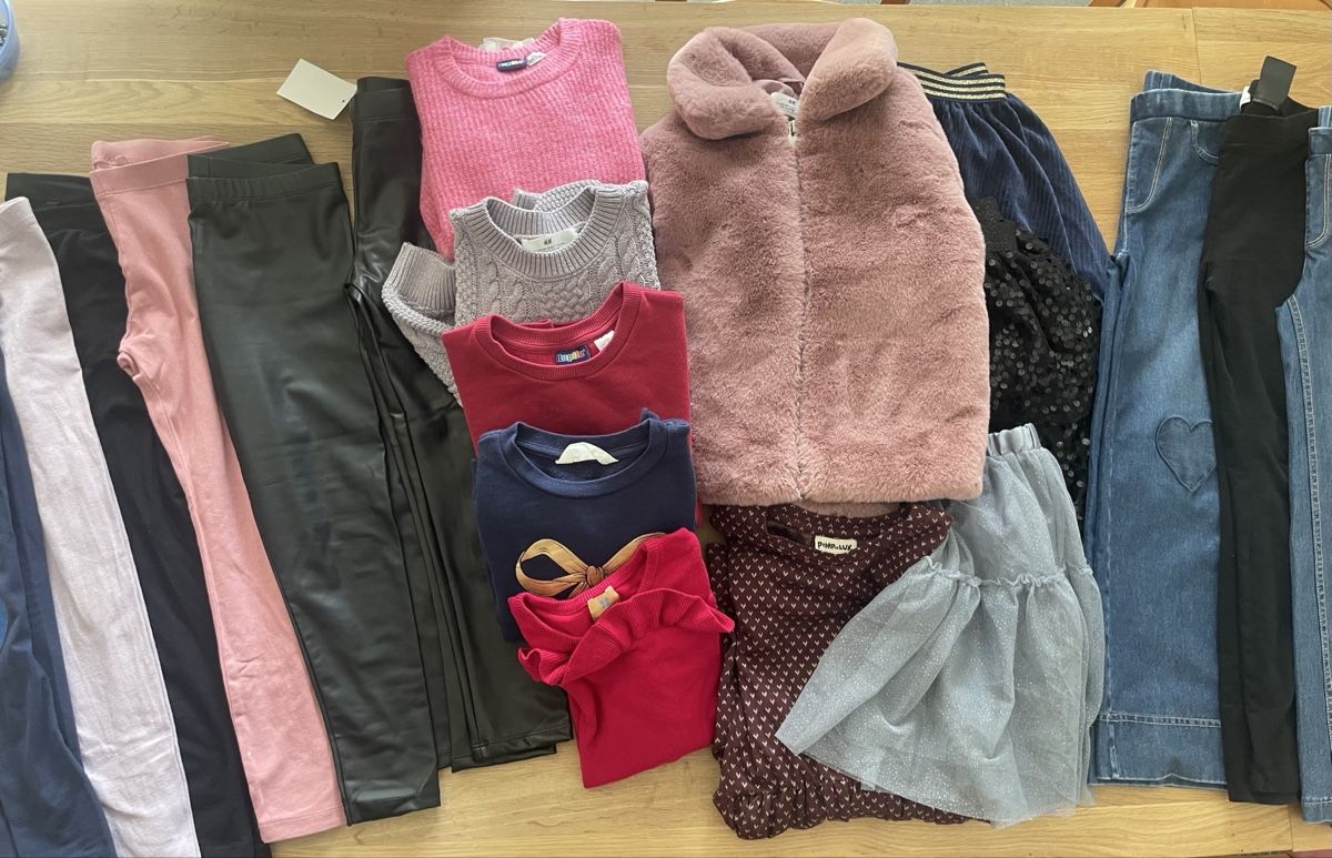 Kleiderpakete & -sets: Kleiderpaket Mädchen 122  – Gebraucht aus Visp von walschi91