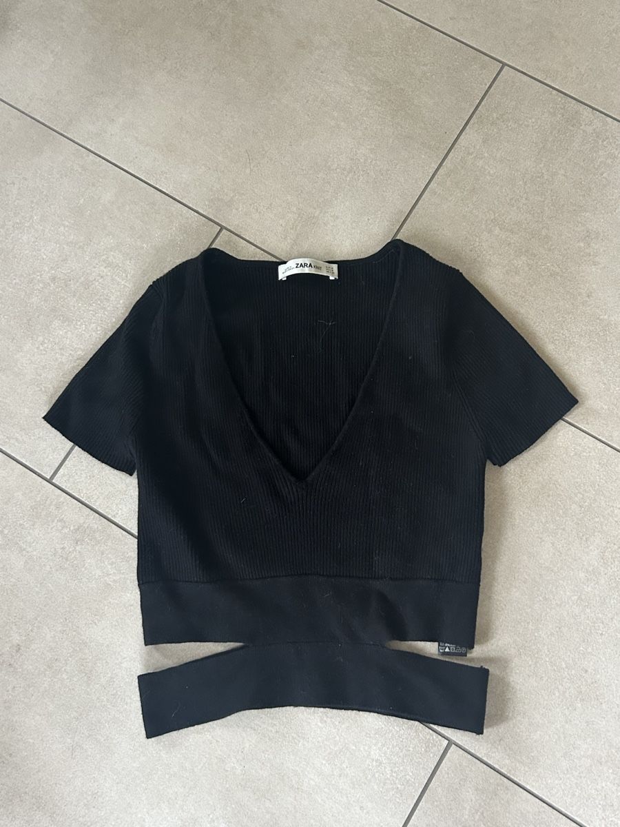 Zara Tops: Schwarzes Top mit V-Ausschnitt  – Neu (gemäss Beschreibung) aus Maisprach von _aliciarebecca_