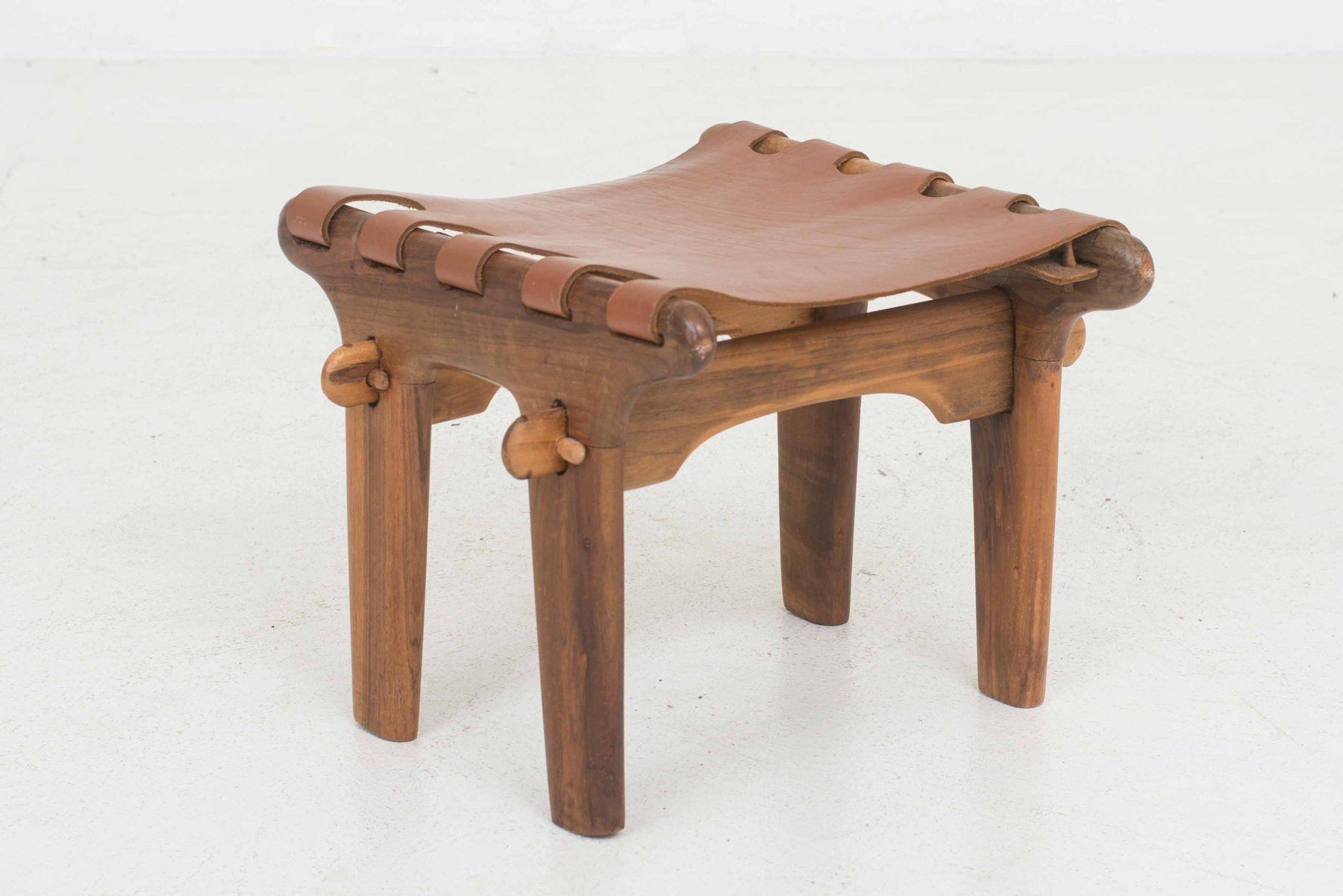 Sgabelli: Muebles de Estilo Hocker von Angel Pazmino – Usato da Zürich venduto da STUZH38 1