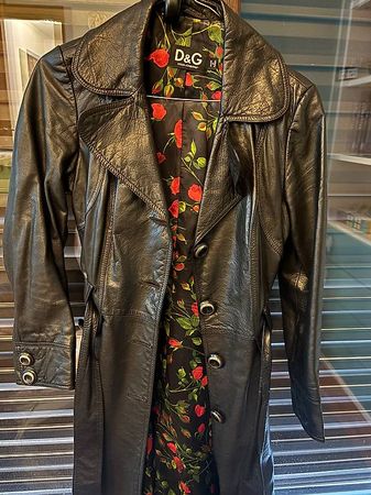 Trench lungo in pelle nera D&G, con fodera a rose.