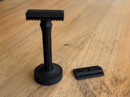 Blackbird Titanium Black (Open Comb + Safety Bar) + Stand