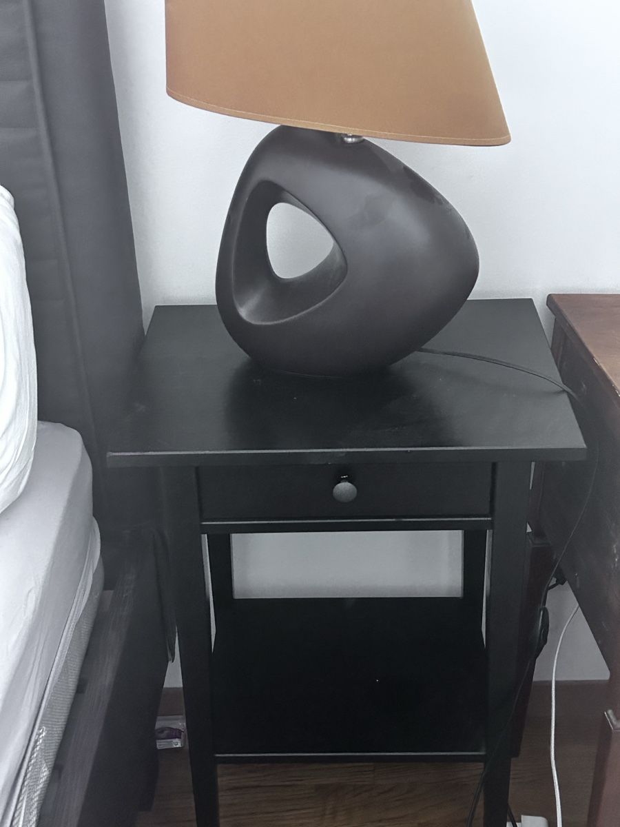 Tables de nuit: Bedside Table Black with Drawer and lamp – D'occasion à Rolle par wwi_qn7w