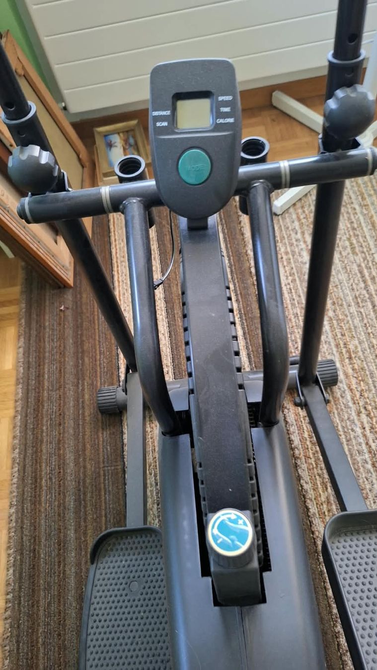 Hometrainer: Crosstrainer schwarz mit Computer,  Top Zustand  – Neu (gemäss Beschreibung) aus Schachen LU von Brocki6105Schachen 1