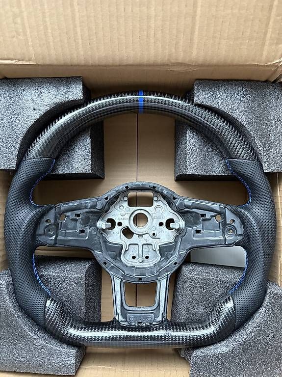 Tutti pezzi di ricambio auto: Golf 7R Carbon Lenkrad – Usato da Siebnen venduto da Tenz7_
