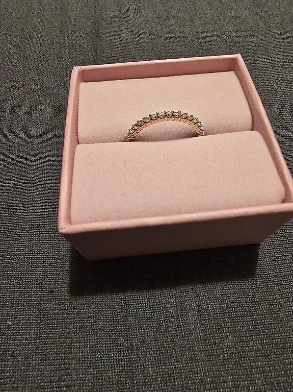 Anelli: Swarovski rose gold ring – Usato da Winterthur venduto da Bianca.Haeberli