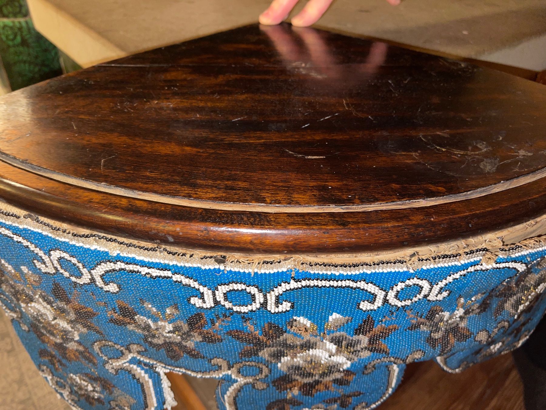 Tutte le decorazioni: Antike Ecketagere mit Perlenstickerei-Behang – Usato da Pfäffikon ZH venduto da lenaviktoria 8