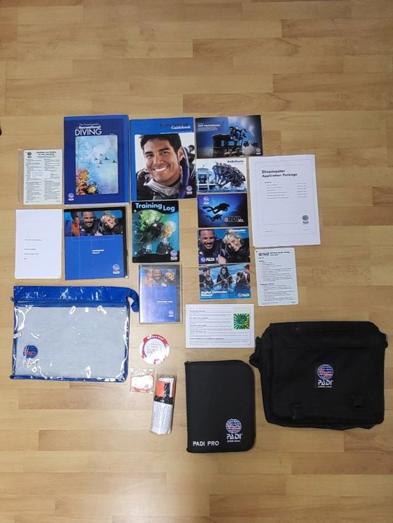 PADI Divemaster Ausbildungs-Kit inkl. Aufkleber | Kaufen auf Ricardo