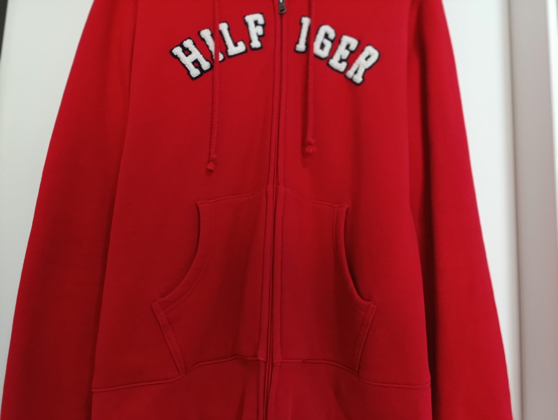 Tommy Hilfiger Maglioni & Felpe: Hoodie rouge Tommy Hilfiger – Usato da St-Cergue venduto da Neviana 2