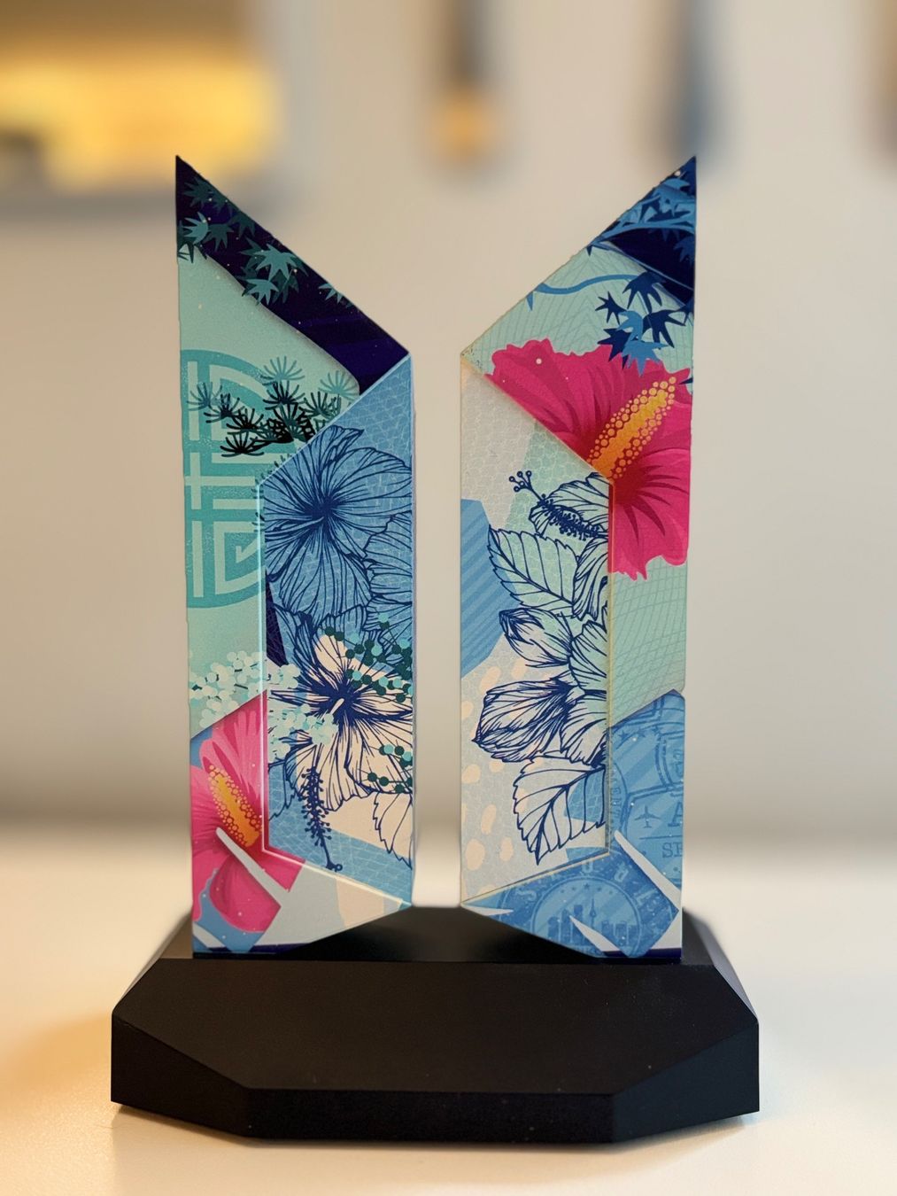 Sculture & Statue: BTS Premium logo Seoul Edition neuf – Nuovo e nell'imballaggio originale da Nyon venduto da man_8pzr 1