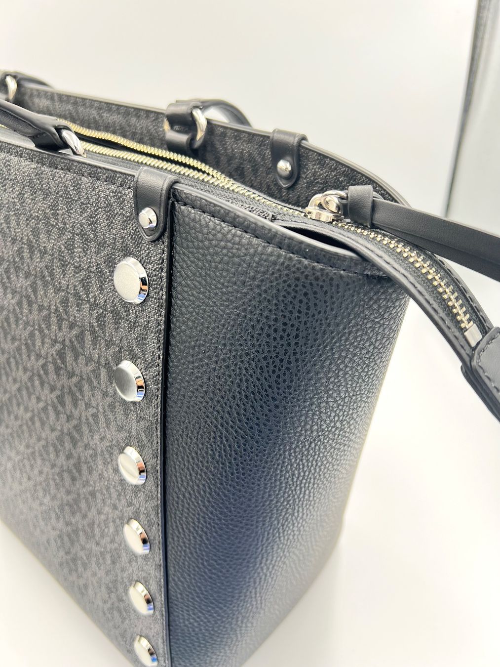 Michael Kors Borse da donna: Michael Kors Tasche black mit silber Knöpfe – Nuovo e nell'imballaggio originale da Wiedlisbach venduto da Sistershop 6