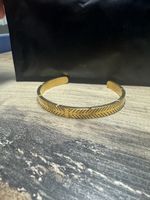 Eleganter goldener Armreif mit modernem Muster – Neu